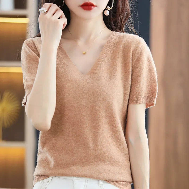 Pull femme mode col V en maille fine, parfait pour toutes les saisons. Look chic et polyvalent.