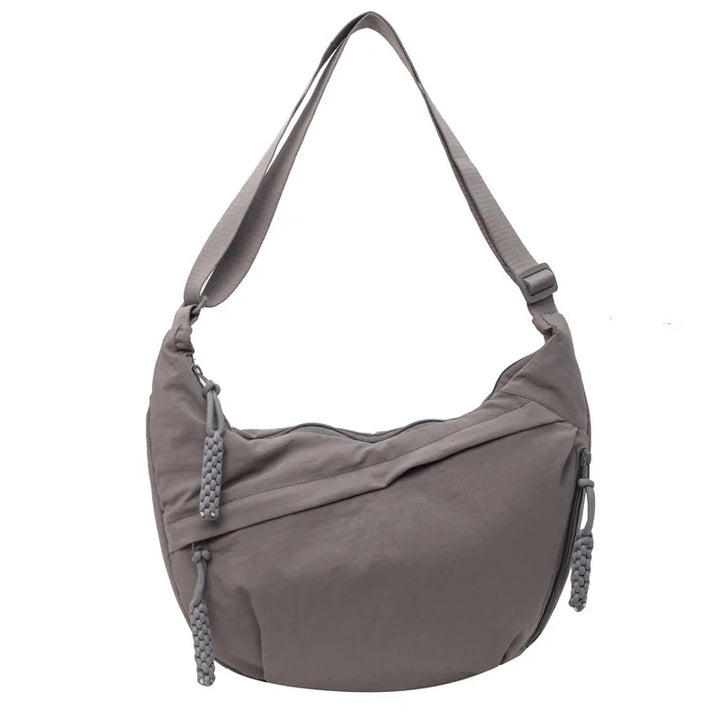 Sac banane oversize femme avec multiples compartiments, en tissu déperlant résistant.