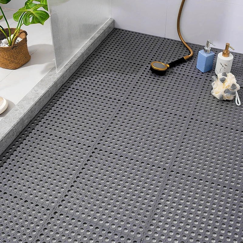 Vue rapprochée d'un tapis de douche antidérapant GripDrop blanc avec ventouses, pour salle de bain sécurisée.