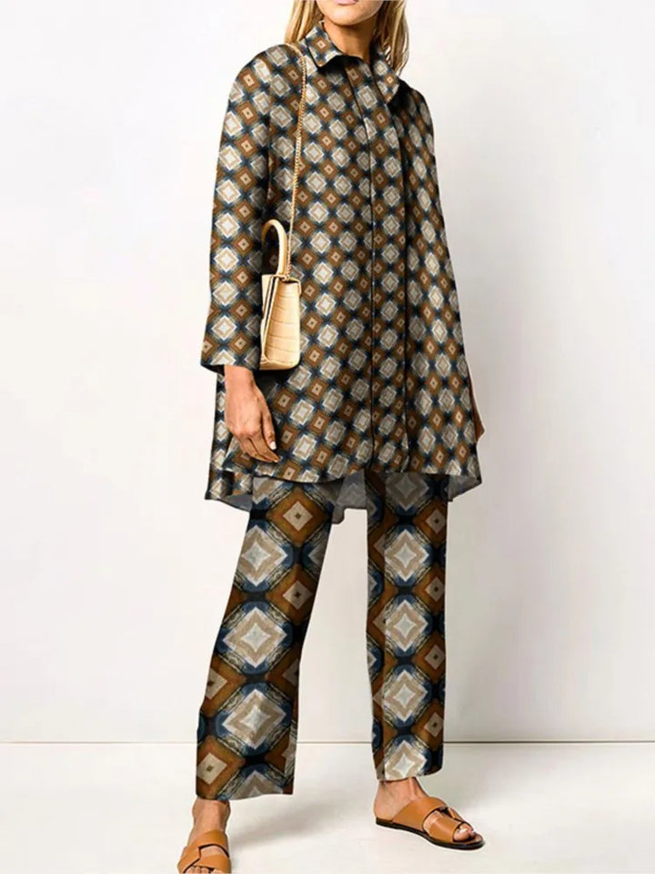 Tenue femme deux pièces vintage: blouse fluide et pantalon à motif imprimé. Idéal pour le printemps élégant.