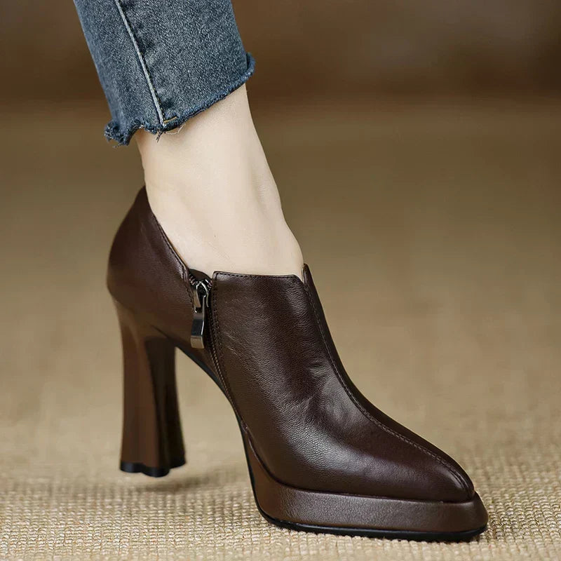 Escarpins élégants Carina pour femmes, talons structurés, parfaits pour la mode et le bureau. Confort chic garanti.