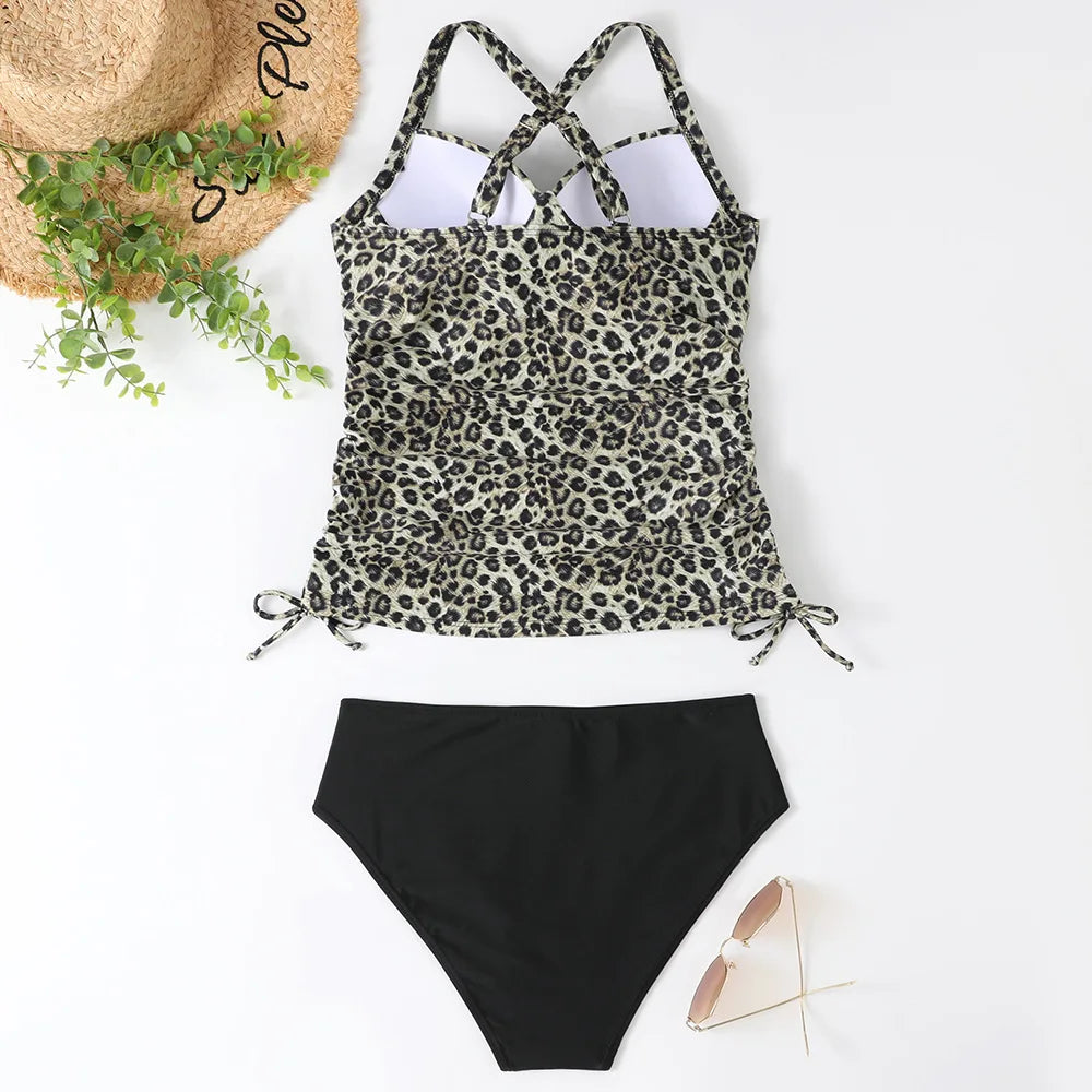 Maillot de bain tankini femme élégant, confortable. Style croisé tendance pour la plage, la piscine et les vacances d'été.