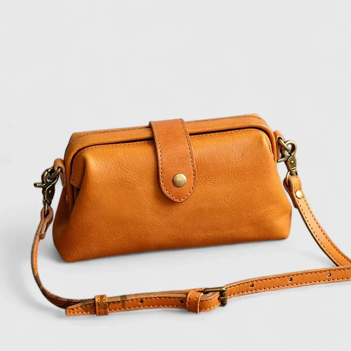Sac femme noir chic, design moderne, idéal pour un look sophistiqué de jour comme de soirée.