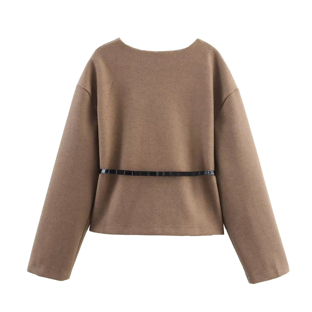 Veste chic femme marron à col V profond et ceinture ajustable. Coupe courte élégante pour mode automne.