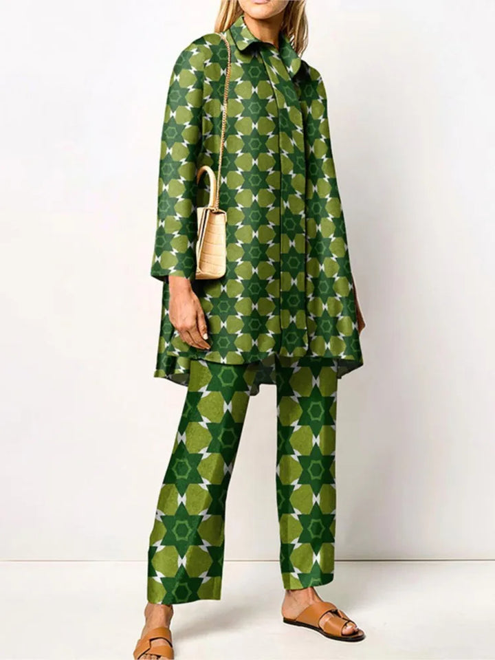 Ensemble femme chic: blouse élégante et pantalon imprimé vintage. Vêtements mode pour une silhouette raffinée.