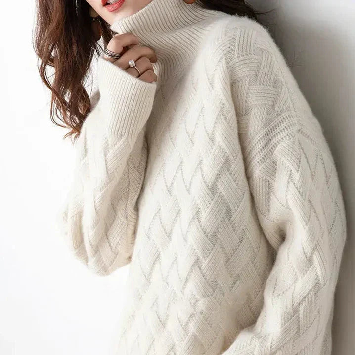 Élégant pull femme à col roulé et texture croisée, parfait pour l'hiver. Confortable et tendance.