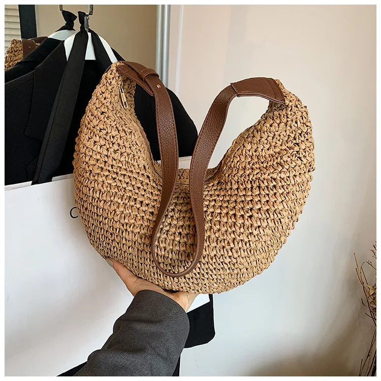 Sac banane bohème en paille pour femme, polyvalent et chic, parfait comme sac bandoulière d'été.