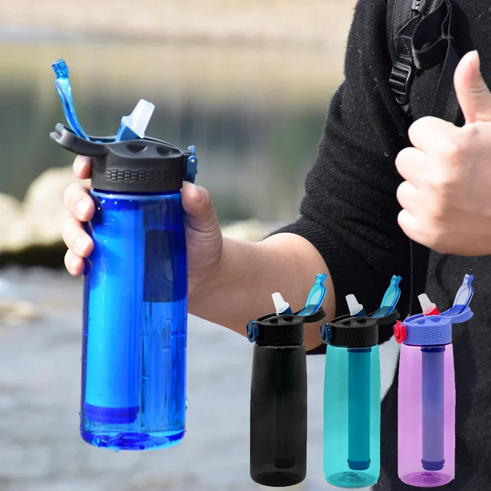 Bouteille d'eau portable avec filtre intégré pour randonnée, camping, voyage. Hydratation sûre et pratique.