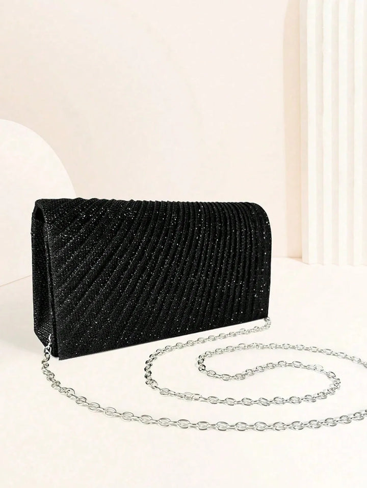 Accessoire de mode: pochette pailletée glamour pour tenue de soirée festive.