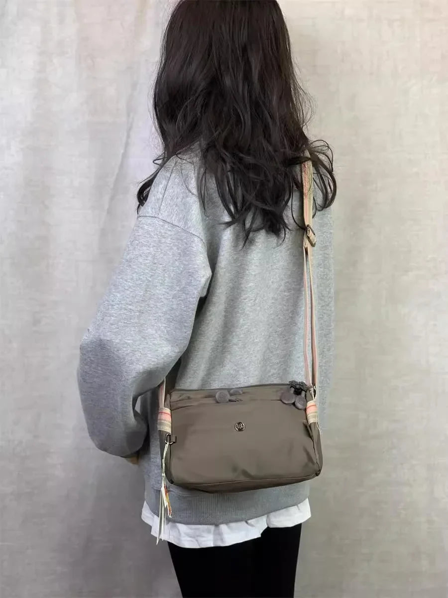 Élégant sac banane femme, style minimaliste chic, accessoire mode en nylon imperméable.