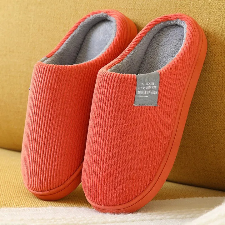 Gros plan sur pantoufles fourrées en peluche pour femme. Confort, douceur et chaleur cocooning en hiver.
