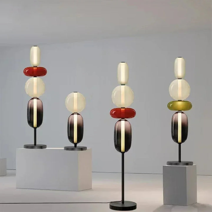 Lampe sur pied LED design noir pour bureau, offrant un éclairage fonctionnel et moderne.