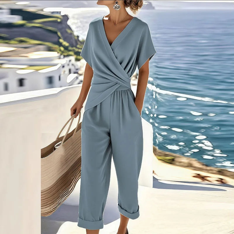 Tenue ensemble deux pièces femme drapée, pantalon confortable et haut léger. Idéal été, soirée ou casual chic.