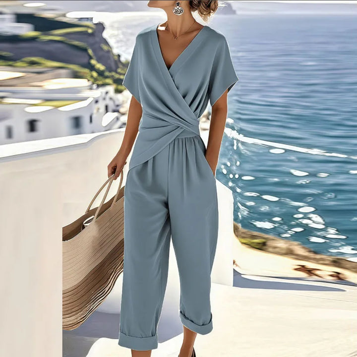 Tenue ensemble deux pièces femme drapée, pantalon confortable et haut léger. Idéal été, soirée ou casual chic.