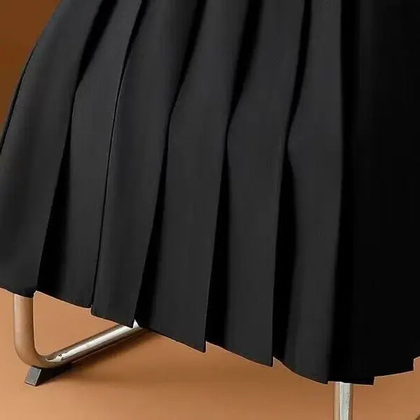 Jupe plissée midi classique femme, tissu fluide et plissé raffiné, un essentiel de garde-robe chic.