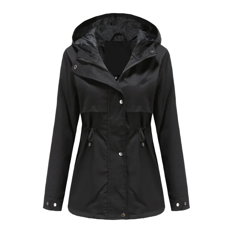 Profil du manteau imperméable femme avec capuche, design élégant pour vêtements de pluie et extérieur.
