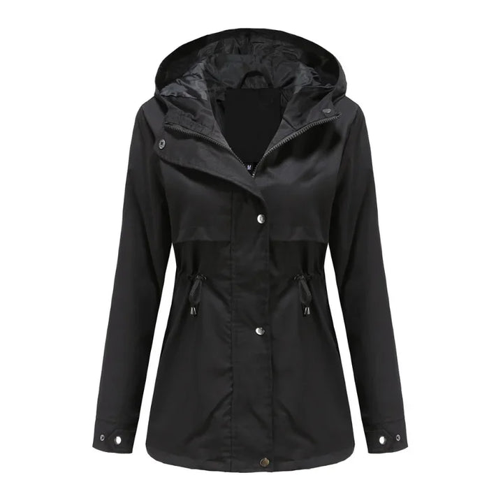 Profil du manteau imperméable femme avec capuche, design élégant pour vêtements de pluie et extérieur.
