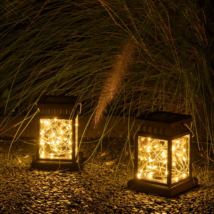 Lanterne solaire LED décorative noire en verre pour jardin, terrasse. Éclairage extérieur autonome, lumière douce.