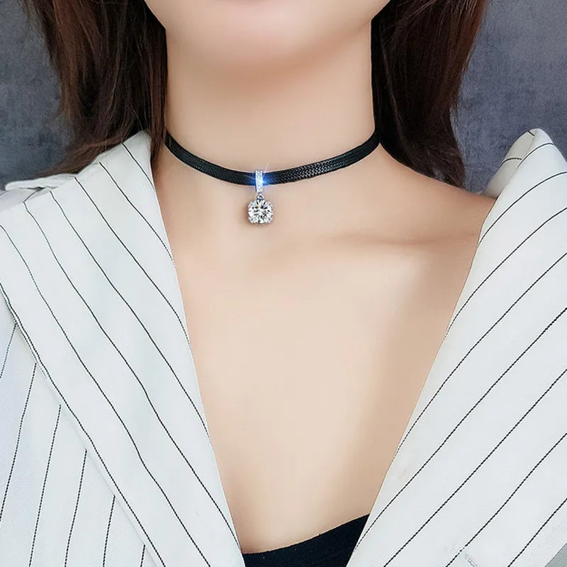 Collier femme tendance, pendentif géométrique en cristal zircon. Idéal pour un look moderne et chic.