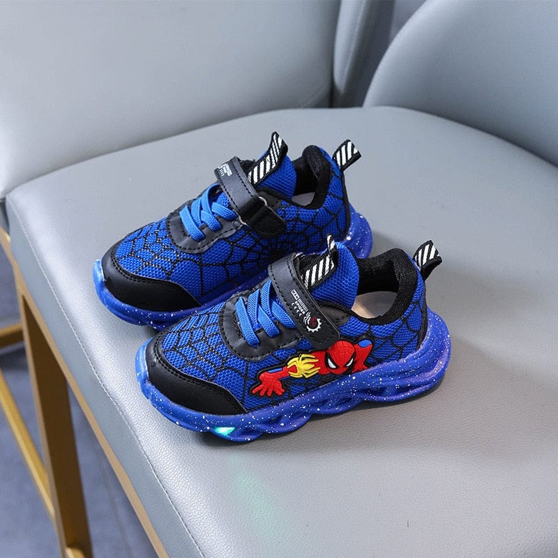 Gros plan sur baskets lumineuses enfant. Démontre la maille respirante, les lumières LED et le design confortable.