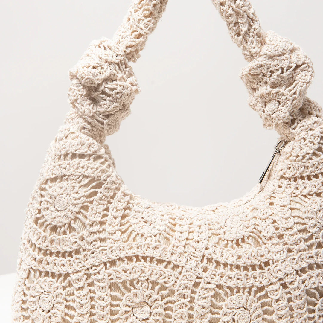 Sac à main d'été en crochet ivoire, style bohème chic, pour une allure féminine et décontractée.