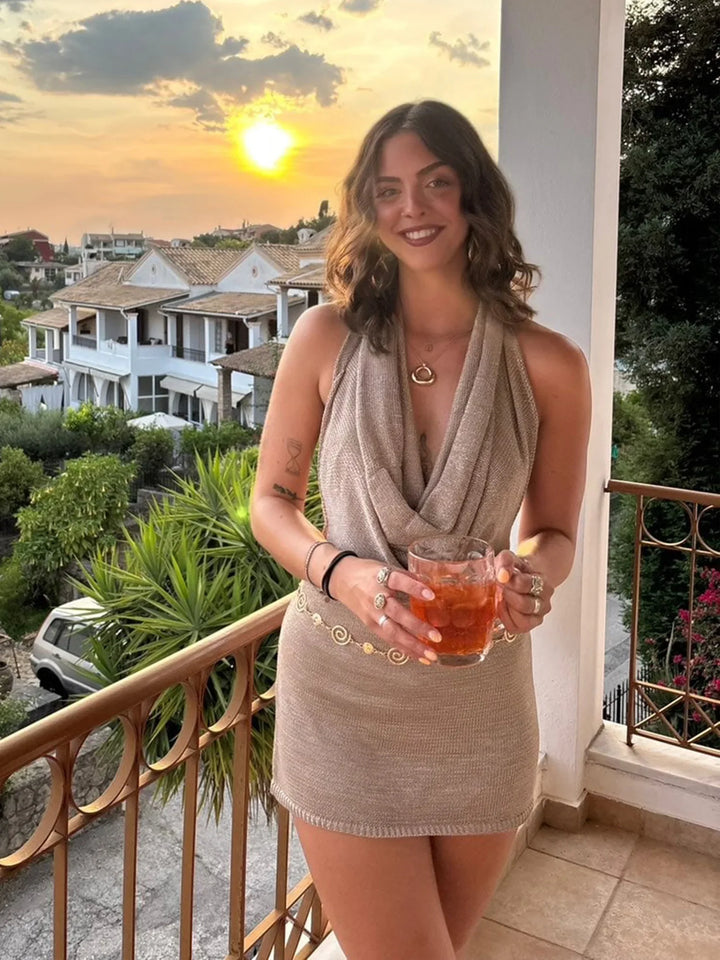Robe mini femme sexy à paillettes, col V drapé. Dos nu glamour pour une allure de fête inoubliable.