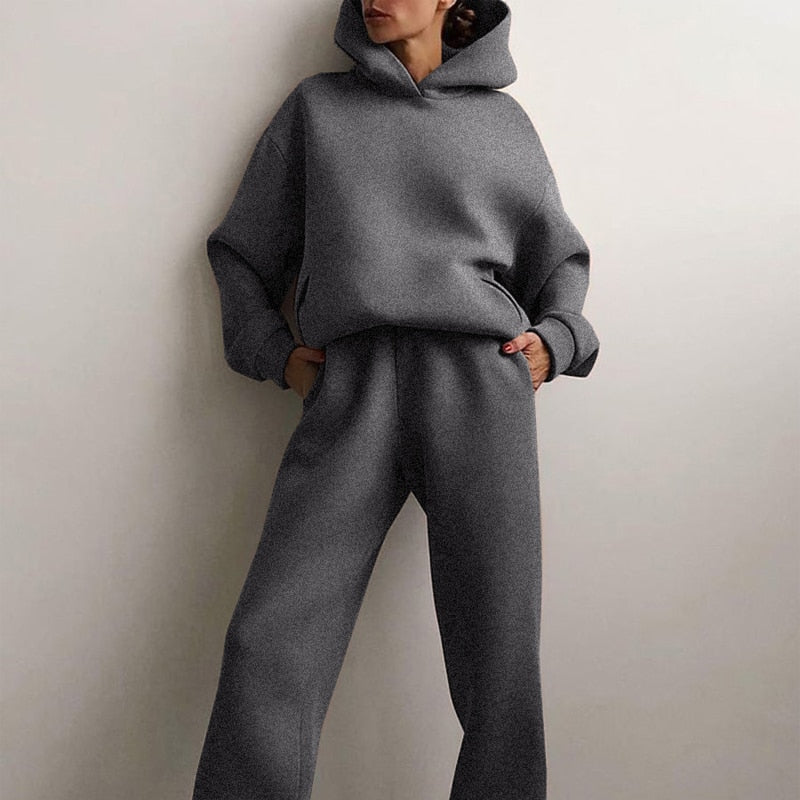 Ensemble jogging femme tendance, chic et polyvalent. Sweat à capuche et pantalon loose fit, mode décontractée.