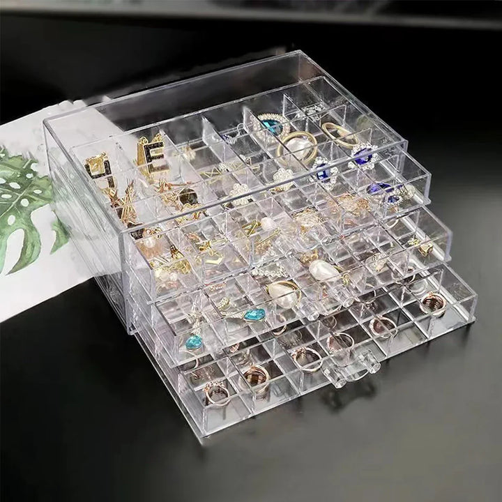 Solution de rangement multiniveaux en acrylique pour bijoux, garde bagues, boucles d'oreilles et colliers bien organisés.