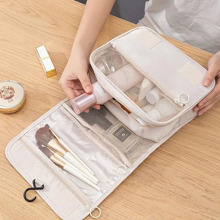 Trousse de toilette suspendue pour optimiser l'espace, parfaite pour le camping et le voyage. Rangement facile.