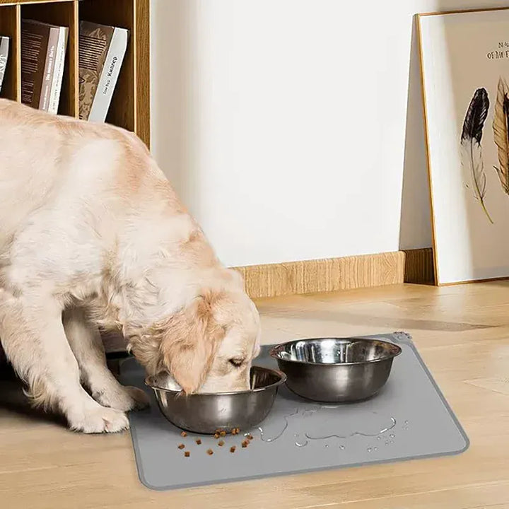 Gros plan du tapis repas silicone antidérapant, texture pour gamelles de chien et chat, maintient la propreté.
