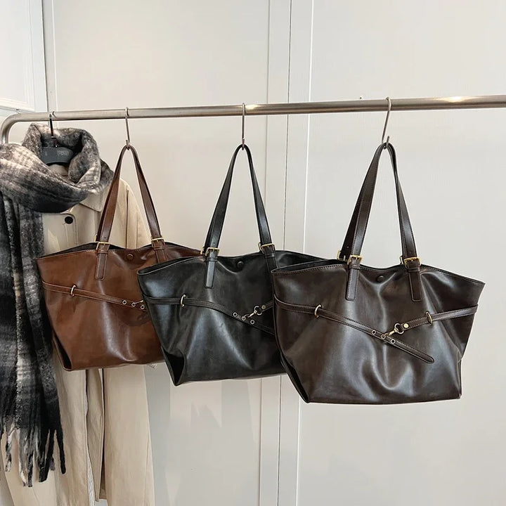 Sac étudiant femme spacieux, parfait pour le lycée ou l'université. Maroquinerie tendance et fonctionnelle.