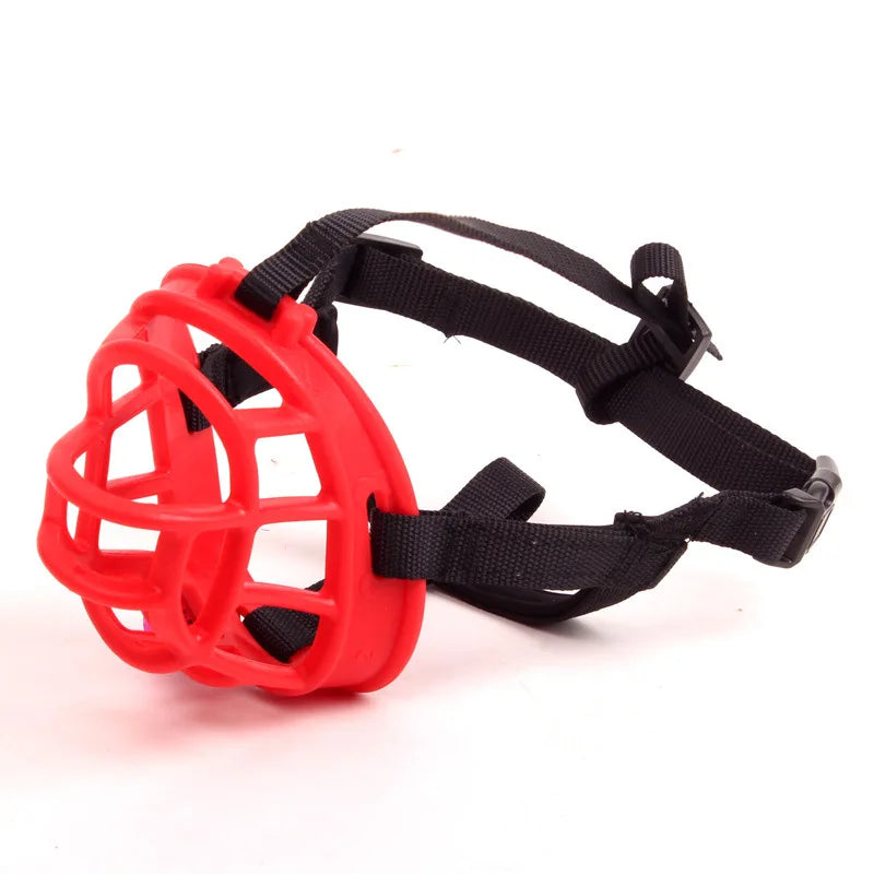 Chien portant une muselière réglable en silicone SafeBite, offrant confort et sécurité en promenade.