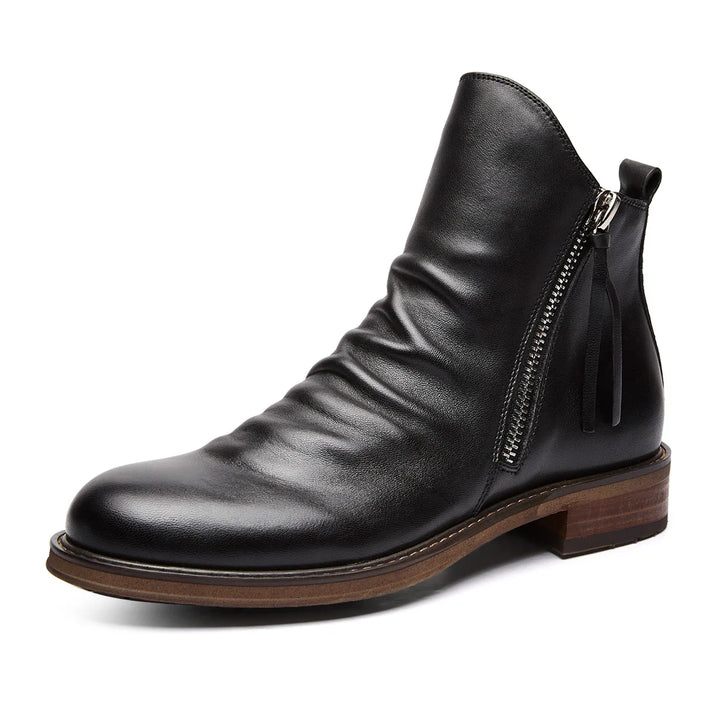 Bottines homme en cuir noir élégant, avec fermeture éclair latérale pratique et classique.