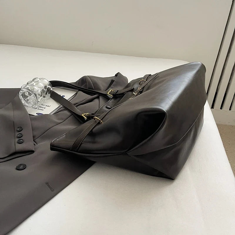 Accessoire mode: grand sac cabas femme pour cours lycée, en similicuir. Élégant et de style moderne.