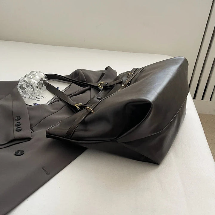 Accessoire mode: grand sac cabas femme pour cours lycée, en similicuir. Élégant et de style moderne.
