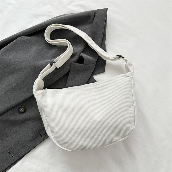 Accessoire essentiel : sac banane velours femme, pratique pour vos essentiels, style élégant et moderne.
