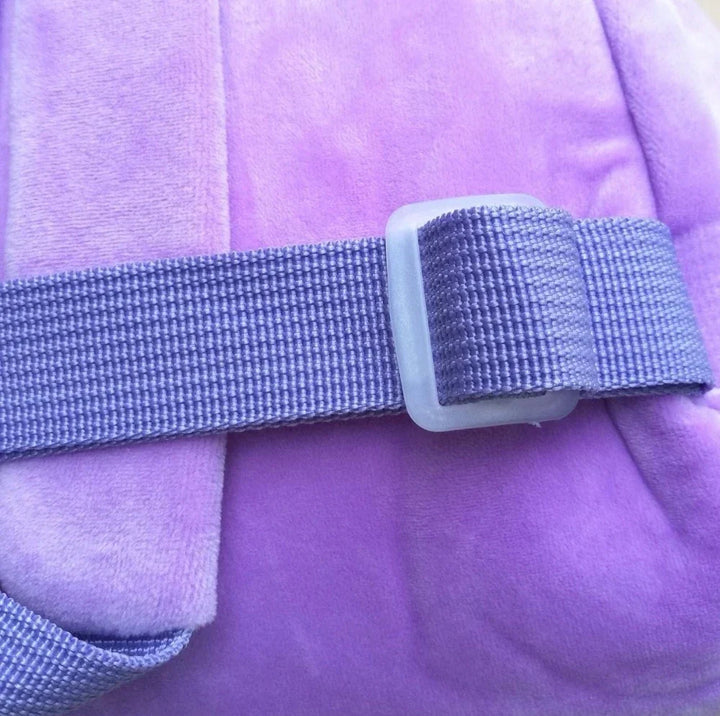 Sac à dos maternelle violet et robuste pour enfant explorateur, avec compartiment principal et carte.