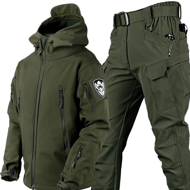 Tenue Celso homme: veste tactique à capuche et pantalon multipoches robuste pour activités outdoor et urbaines.