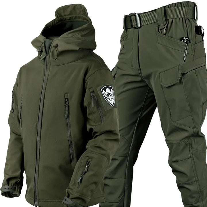 Tenue Celso homme: veste tactique à capuche et pantalon multipoches robuste pour activités outdoor et urbaines.
