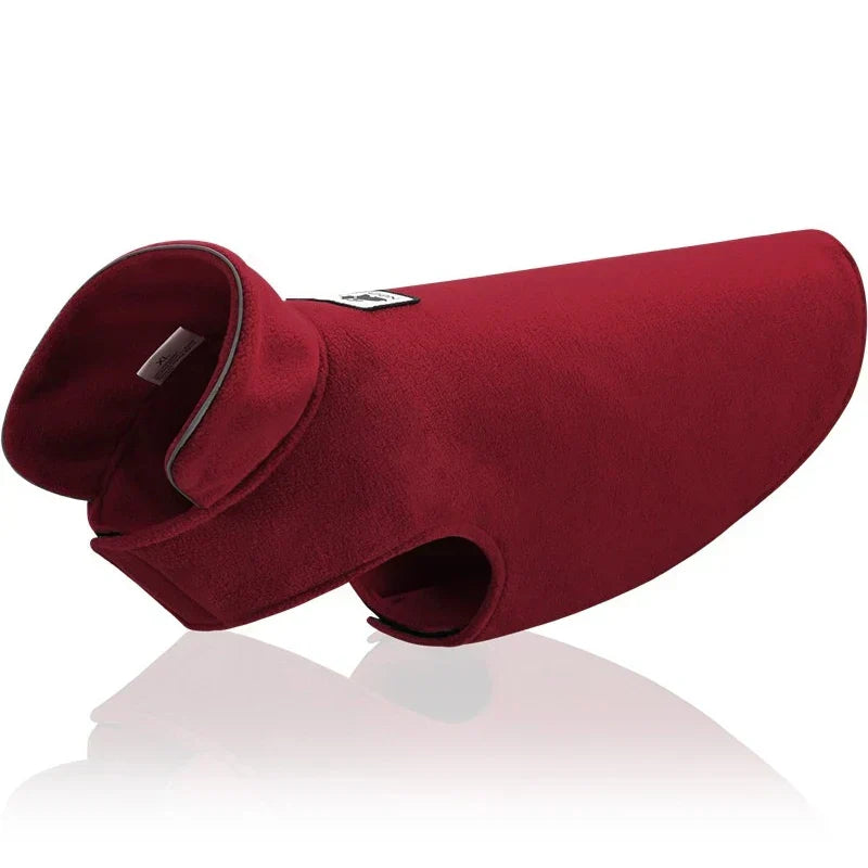 Vue arrière du manteau chien PawShield réfléchissant, assurant la sécurité et la visibilité en hiver.