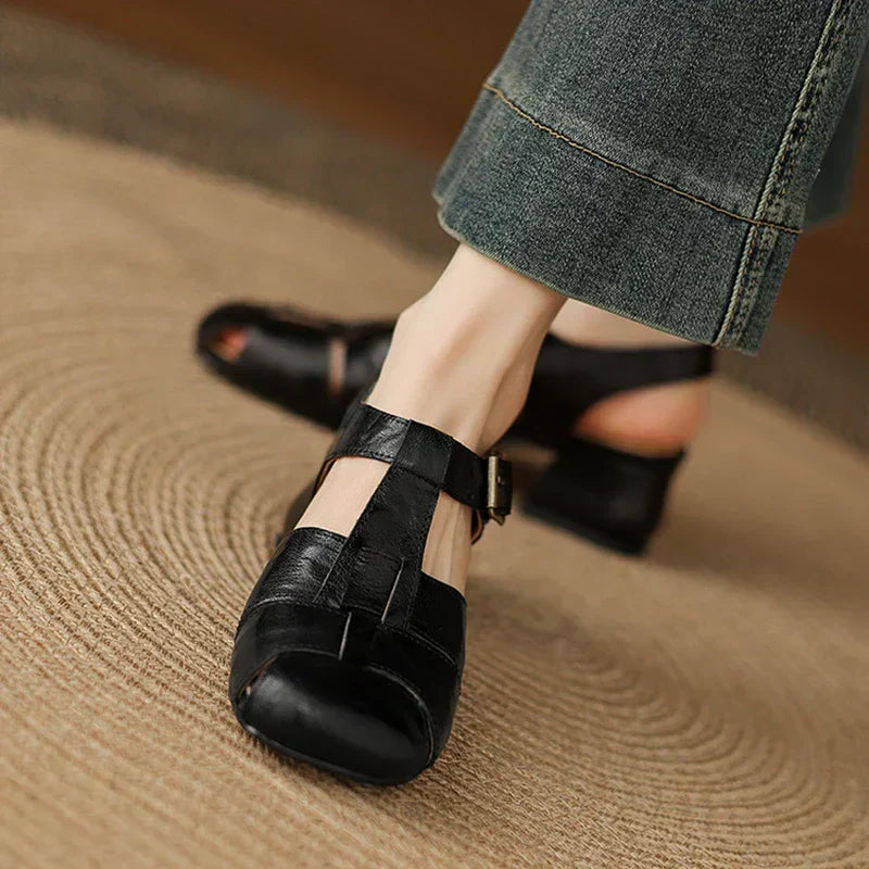 Chaussures femmes Coralia à talon épais, bout carré élégant et bride cheville. Parfaites pour la mode féminine.