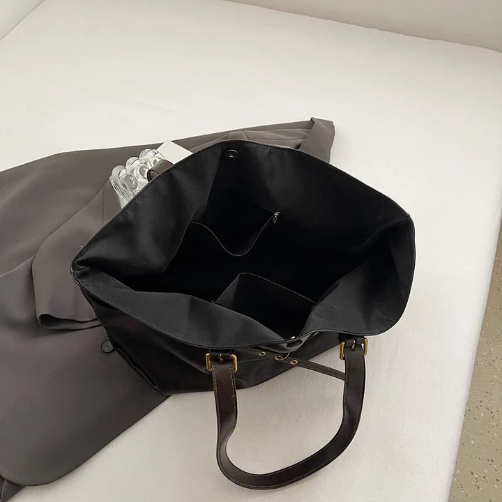 Sac épaule grand format en similicuir, idéal cours lycée et documents A4. Élégant, robuste et pratique.