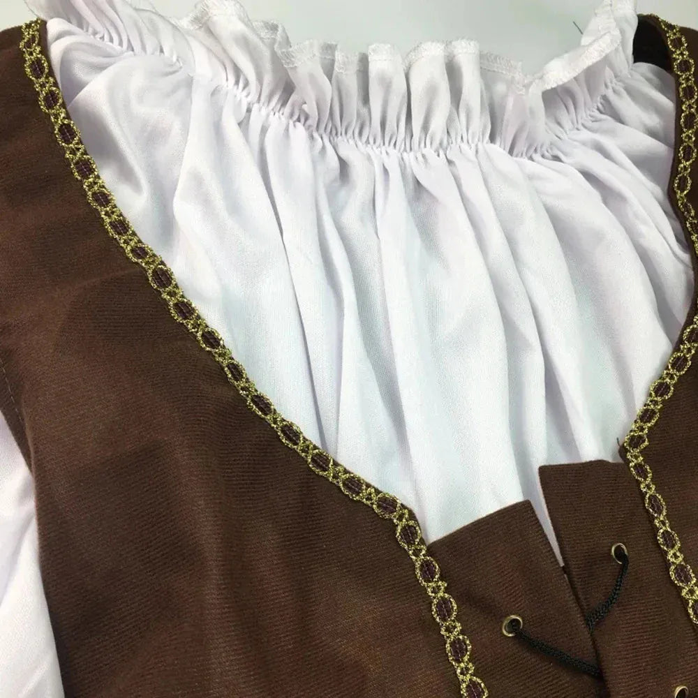 Paire de déguisements pirates élégants pour homme et femme, prêts pour l'aventure ou la fête.
