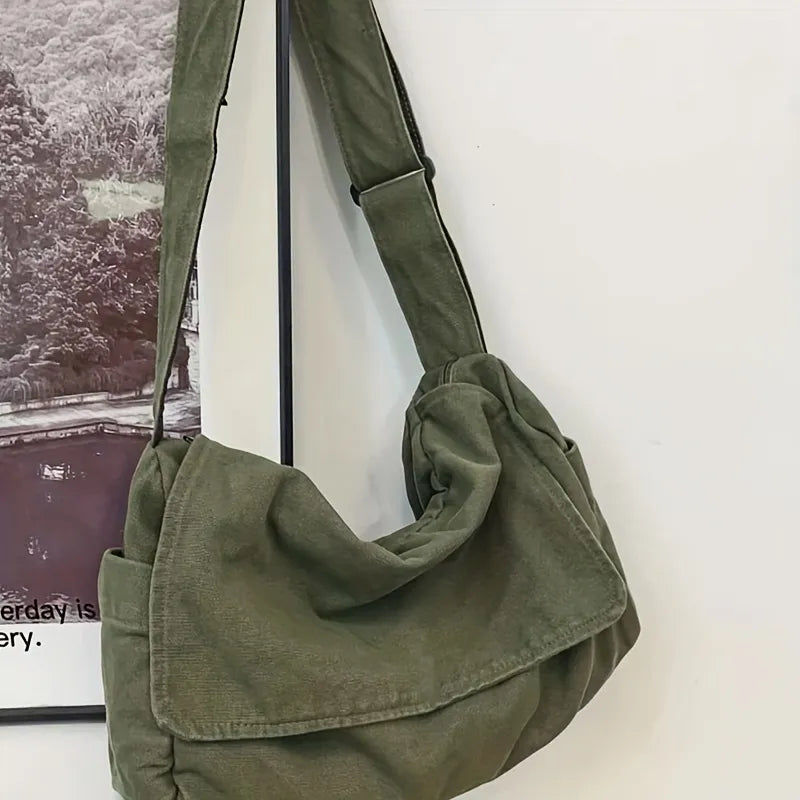 Sac besace unisexe en toile recyclée. Design moderne, disponible en noir, vert ou beige. Durable et pratique.