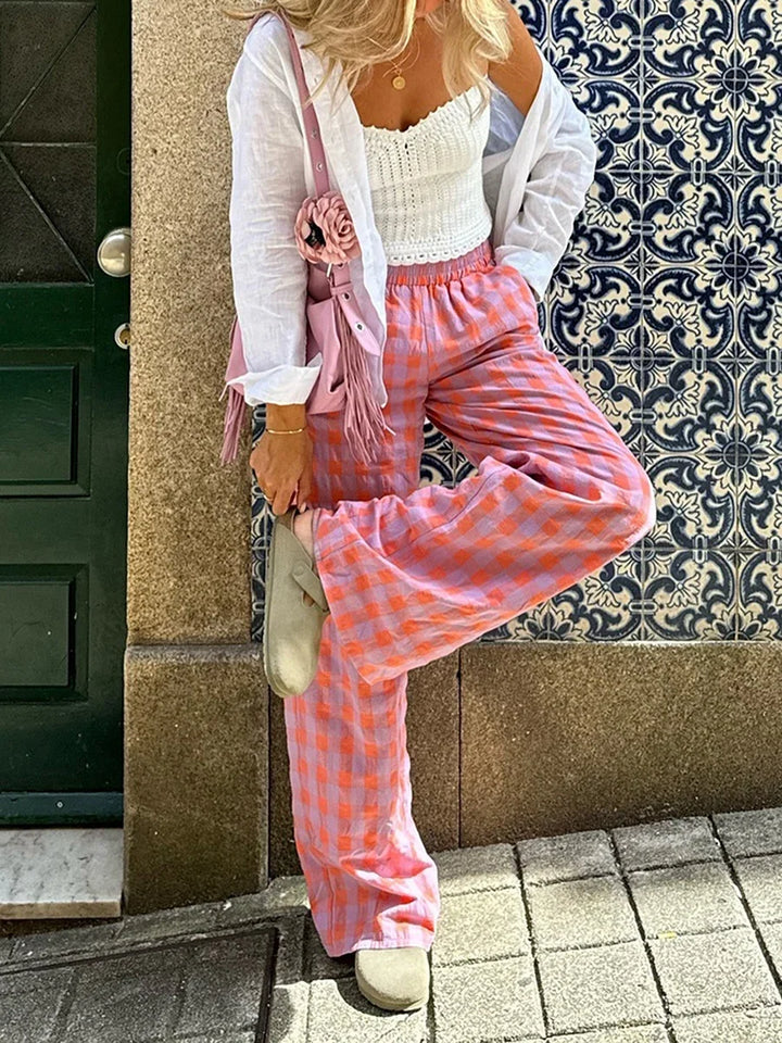Ce pantalon femme à carreaux taille haute et jambe droite offre confort et style pour la mode d'été.