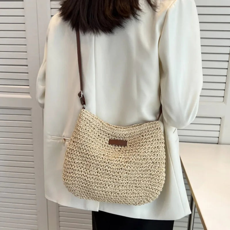 Sac bandoulière femme en paille naturelle et similicuir marron, élégant et pratique pour l'été.