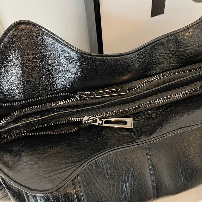 Femme portant le sac cabas Magda à l'épaule dans un cadre urbain, look chic et décontracté.