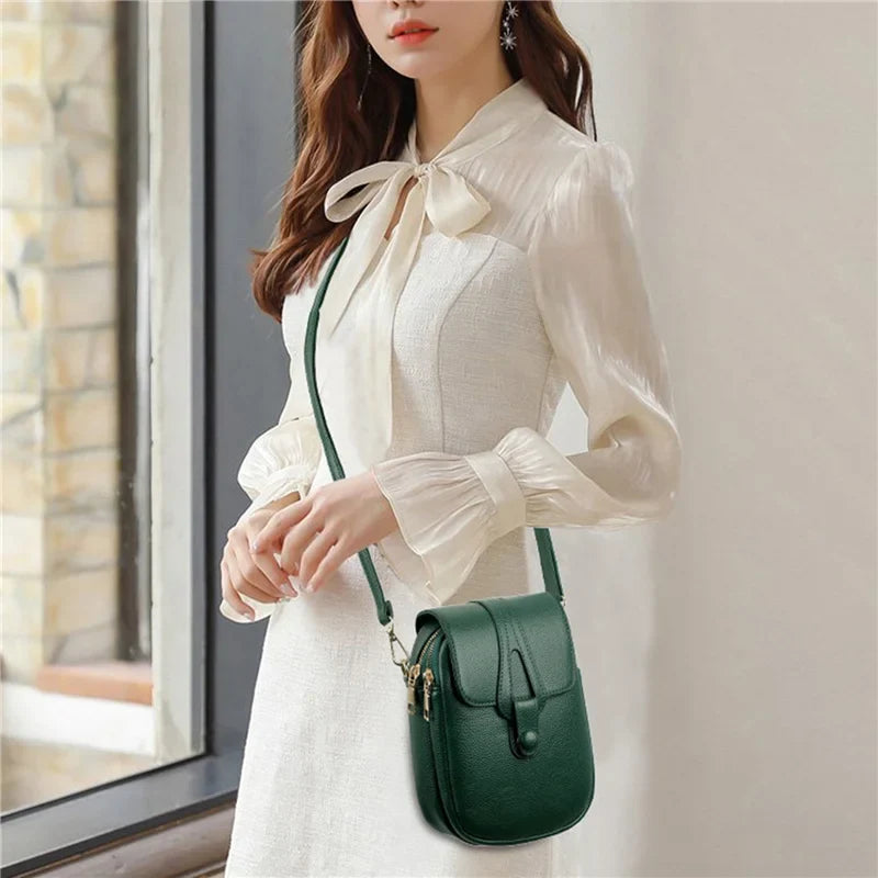 Sac téléphone bandoulière moderne en cuir synthétique, pratique et tendance pour la femme active.