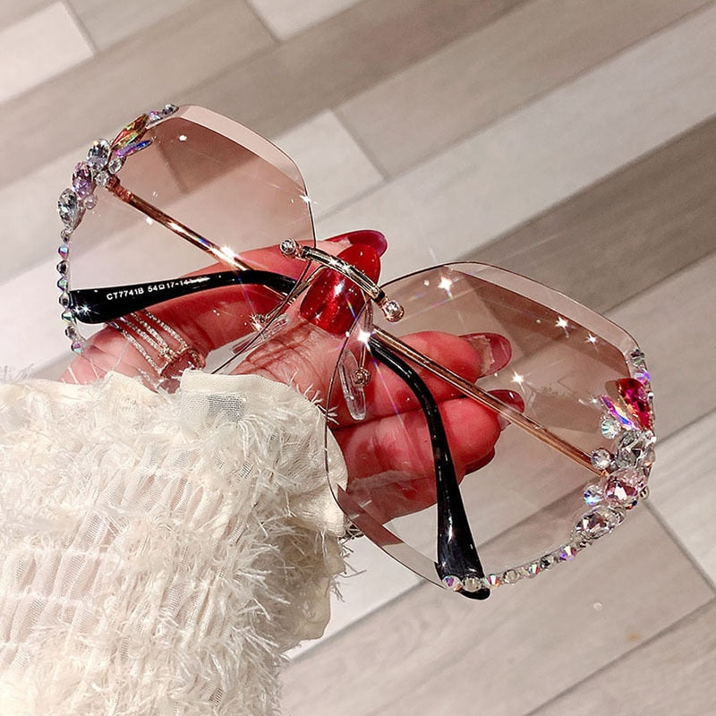 Lunettes de soleil vintage sans monture pour femmes, avec de délicats strass brillants. Protection UV400, accessoire mode.
