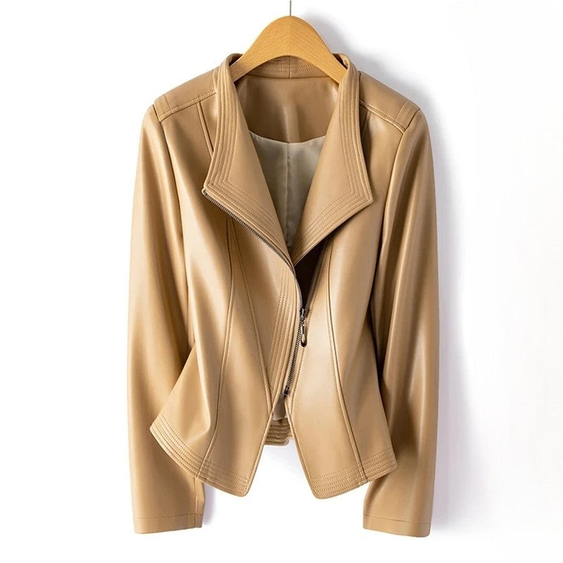 Veste en cuir pour femme, silhouette asymétrique flatteuse et col V. Élégance urbaine moderne au quotidien.
